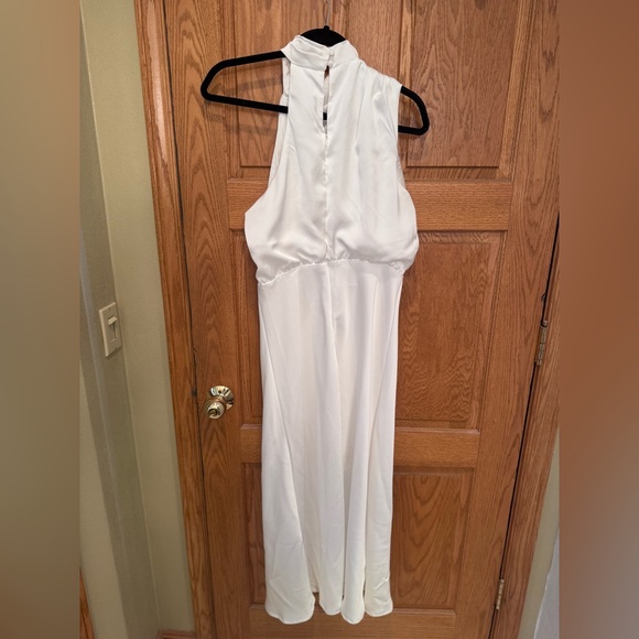 Elegant White Sleeveless Dress - Picture 2 of 4